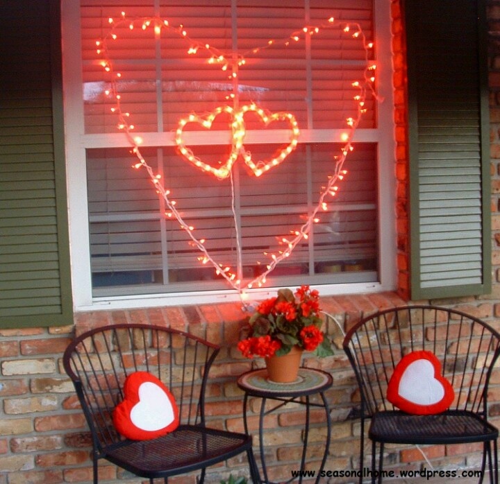 Outdoor Valentine’s Day party decor