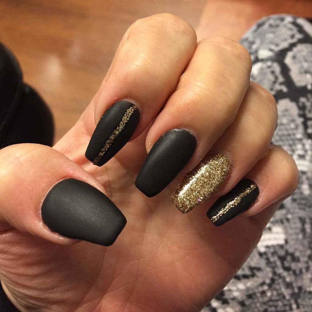 Matte black nails for spooky season 🖤 : r/Nails