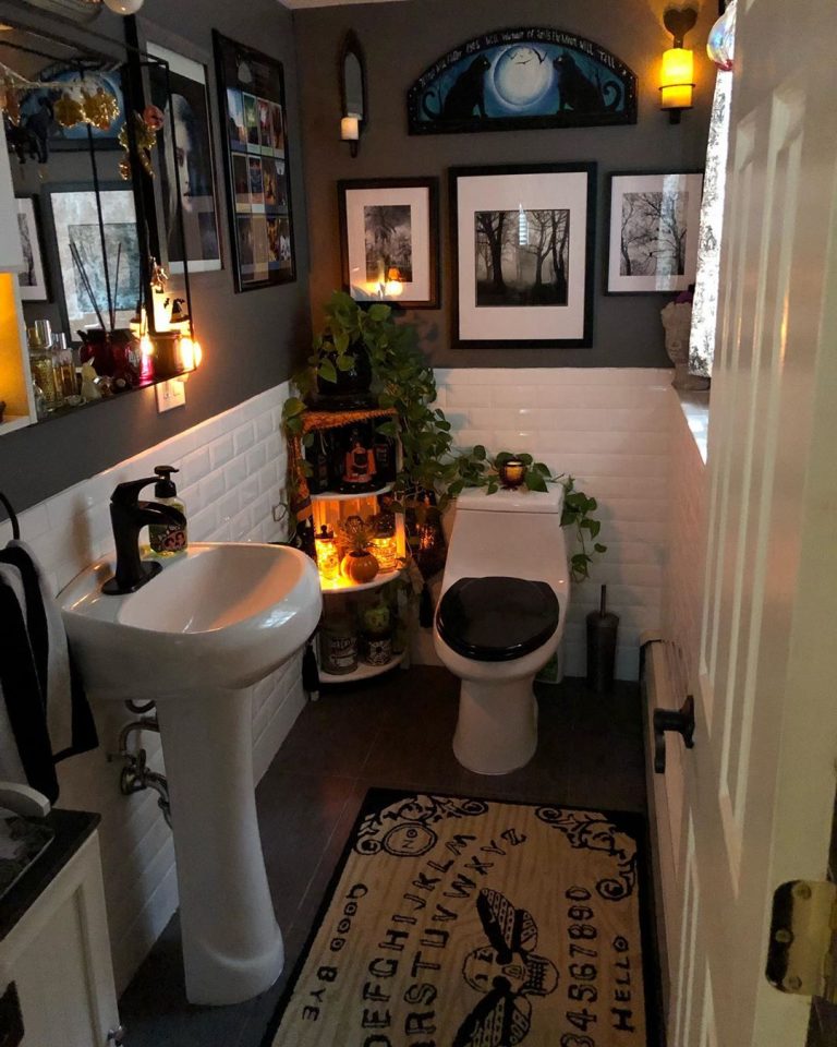 Ghoulish Guest Bathroom Halloween Decor Ideas