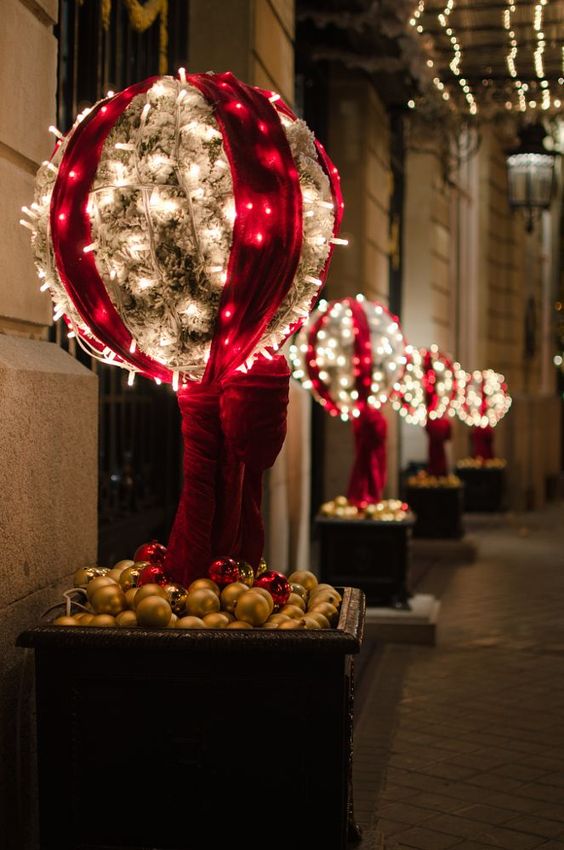 100 Christmas Outdoor Decor Ideas that'll make you say "Perfecto" - Hike n Dip