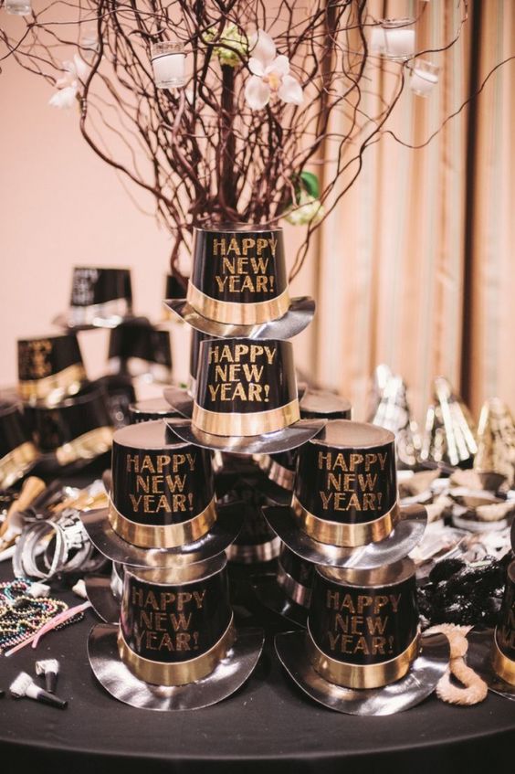 33 Black And Gold NYE Party Decor Ideas - Shelterness