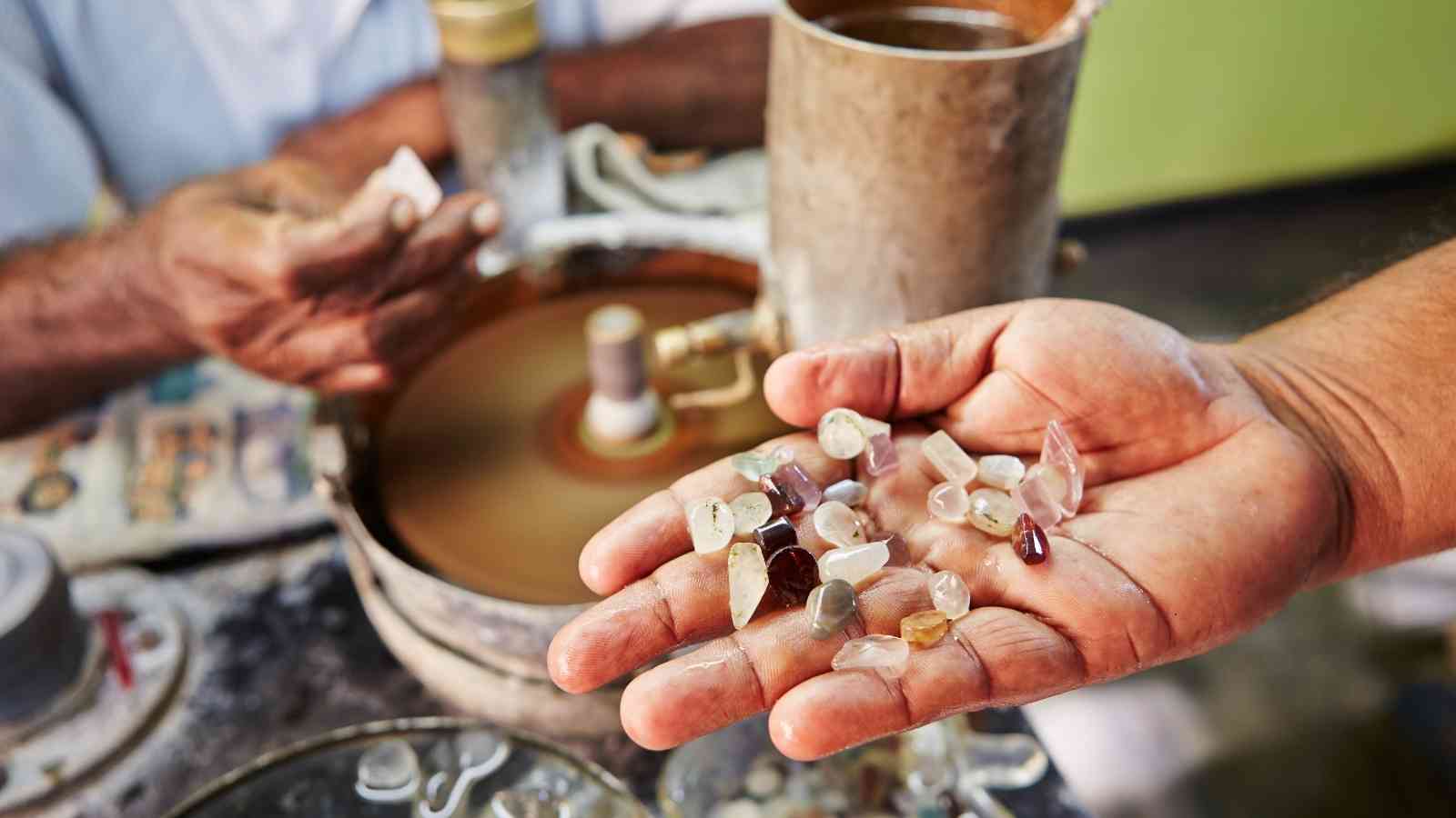 Шри ланка таблетки. Ратнапура Шри-Ланка драгоценные камни. Добыча драгоценных камней на Шри Ланке. Драгоценности Шри Ланка. Шри Ланка драг камни.